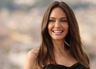 Angelina Jolie – Filmografie, Avere, Familie, Sanatate, Viata Personala si Altele