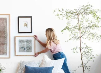 Aranjați și agățați arta de perete și tablouri în casa dvs