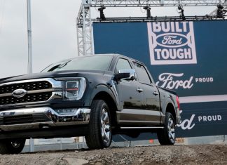 Pe masura ce Ford pierde miliarde de vehicule electrice, compania adopta hibrizi