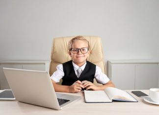 Cum să previi problemele de postură de la vârste fragede cu ajutorul unor scaune de birou pentru copii?