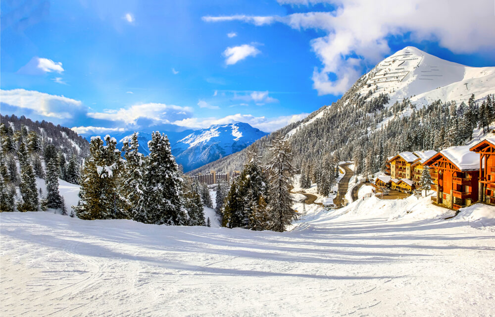 Statiune de schi din Alpi intr-o zi insorita in timpul iernii.