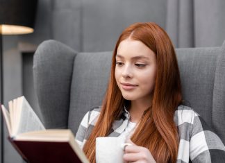 Ce cărți sunt recomandate pentru adolescenți? Descoperă 5 titluri pentru această vârstă