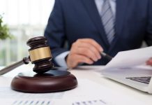 Locuiesc în străinătate. Pot apela la serviciile unui avocat online din România?